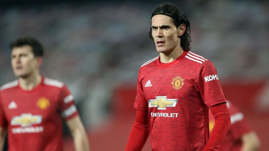 El futbolista Edinson Cavani (dcha.) durante un partido con Wolverhampton Wanderers en Manchester en Inglaterra, 29 de noviembre de 2020. (Foto: AFP)