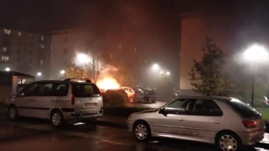 Vídeo: Violencia de fin de año en Francia deja 60 coches en llamas