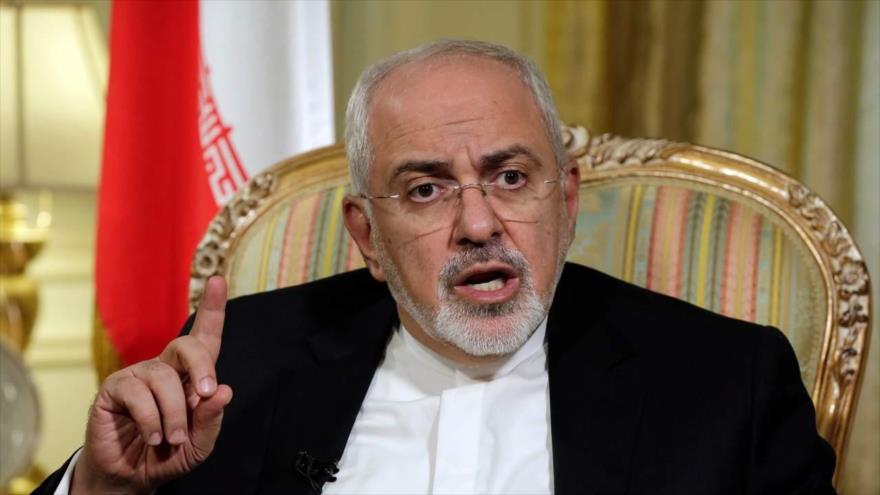 El ministro de Asuntos Exteriores de Irán, Moahamad Javad Zarif, levanta su dedo en señal de advertencia en una entrevista.