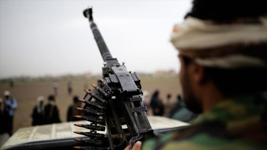 Un soldado yemení sostiene un arma en Saná, capital de Yemen, el 1 de agosto de 2019. (Foto: AP)