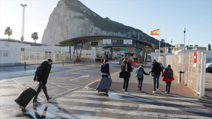 Varias personas cruzan la frontera entre España y el Campo de Gibraltar, desde la Línea de la Concepción, urbe situada en el sur del país europeo. (Foto: Reuters)