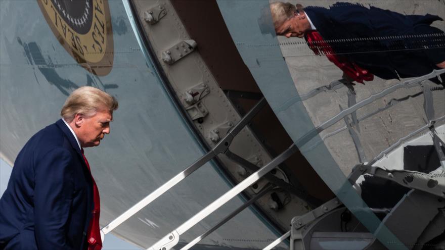 El presidente de EE.UU., Donald Trump, sale del Aeropuerto Internacional de Palm Beach en Florida, 31 de diciembre de 2020. (Foto: AFP)