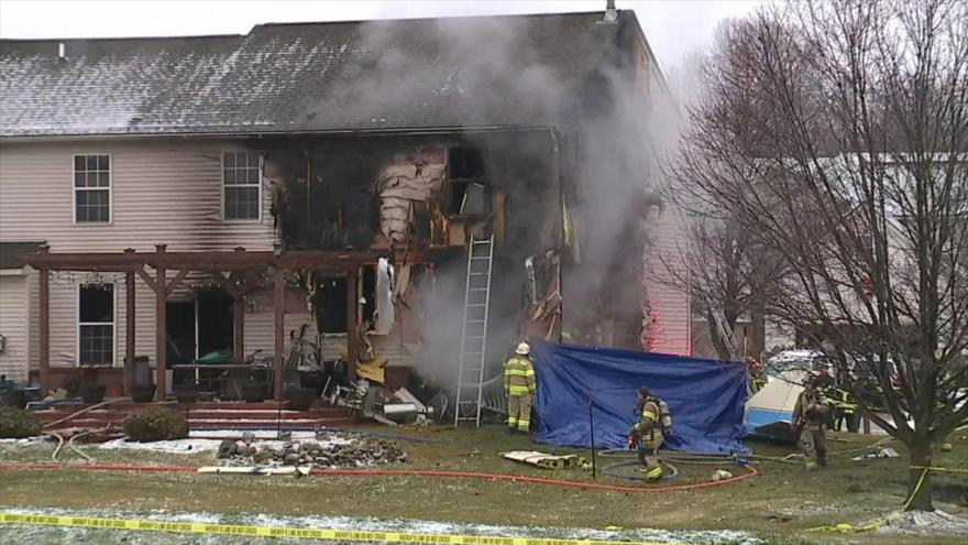 Una casa dañada por la colisión de una avioneta en Oakland County, en Michigan, en EE.UU., 2 de enero de 2021.