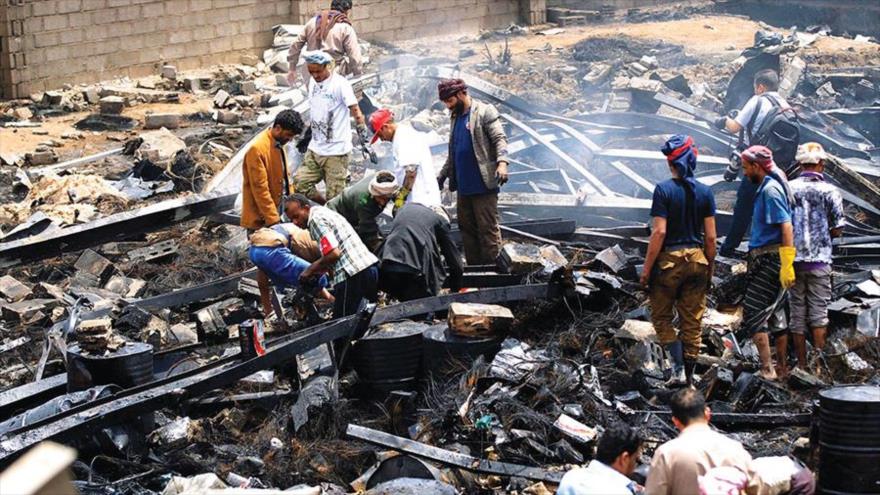 Trabajadores buscan entre los escombros tras un ataque aéreo de Arabia Saudí en Saná (capital yemení), 2 de julio de 2020. (Foto: AFP)