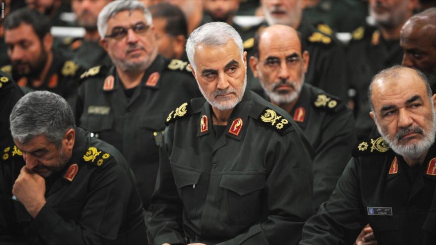 El teniente general Qasem Soleimani (centro), comandante de Fuerza Quds del CGRI de Irán, asesinado por EE.UU.