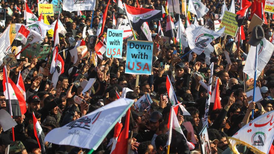 Iraquíes que portan pancartas contra EE.UU. exigen su salida de Irak en 1.º aniversario del asesinato de Soleimani, Bagdad, 3 de enero de 2021. (Foto: AFP)