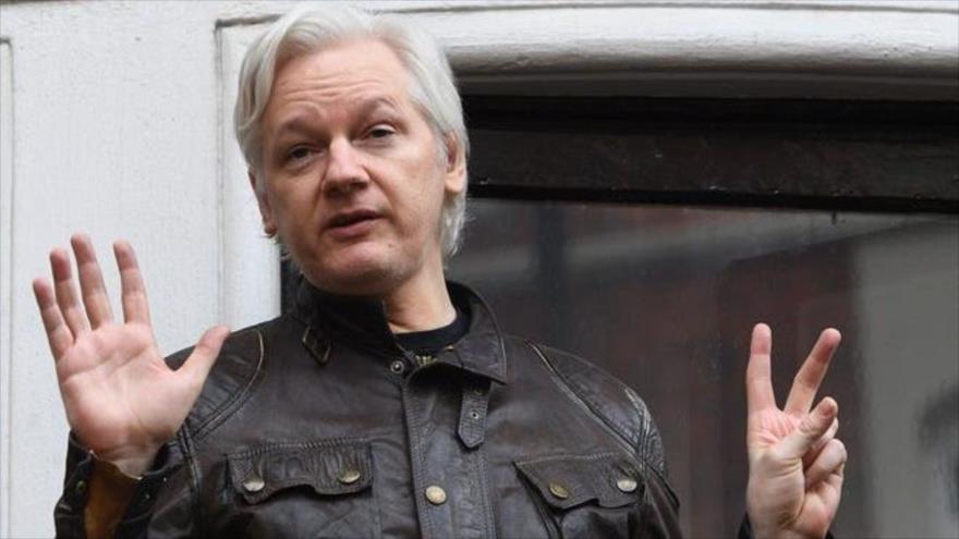 El fundador del portal digital de filtraciones WikiLeaks, Julian Assange, en el balcón de la embajada de Ecuador en Londres, 19 de mayo de 2018