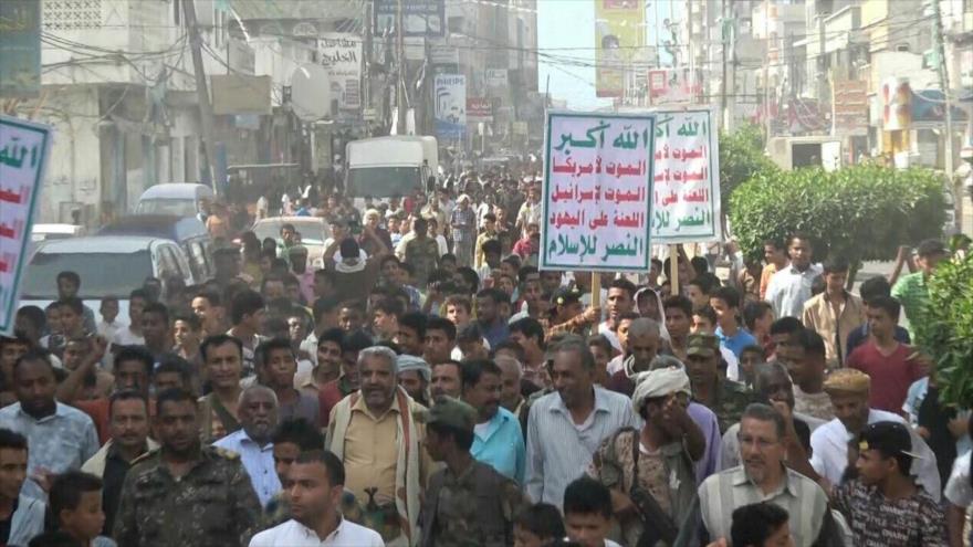 Marchan en la ciudad portuaria de Al-Hudayda, oeste de Yemen, contra el régimen de Israel y Arabia Saudí.