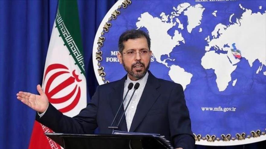 El portavoz de la Cancillería iraní, Said Jatibzade, durante una rueda de prensa en Teherán, la capital.
