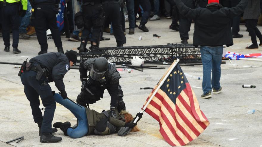 La policía detiene a una persona involucrada en la invasión de los partidarios de Trump del Capitolio de EE.UU. en Washington D.C, 6 de enero de 2021. (Foto: AFP)