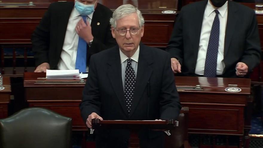 El líder de la mayoría del Senado de EE.UU., Mitch McConnell, se dirige a los legisladores presentes en una sesión de la Cámara Alta del Capitolio, 7 de enero de 2021.