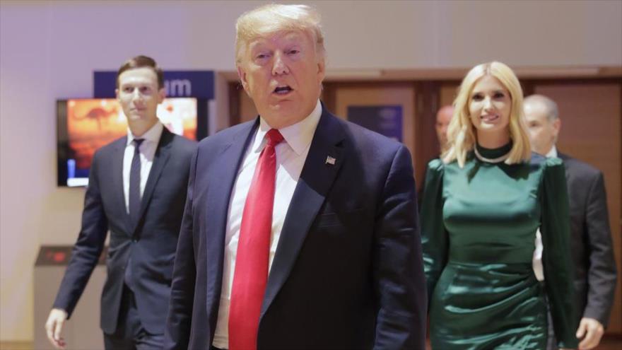 El presidente saliente de EE.UU., Donald Trump, posa para los medios por delante de su hija Ivanka y su yerno Jared Kushner, que asisten a un acto.