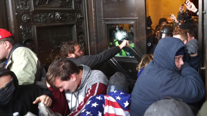 Partidarios de Trump chocan con las fuerzas de seguridad en el asalto al Capitolio en Washington D.C., 6 de enero de 2021. (Foto: AFP)
