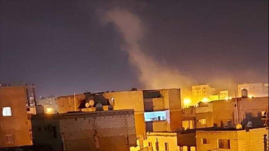 Una columna de humo se eleva tras una explosión en el barrio de Al-Mansura de Adén en Yemen, 7 de enero de 2021.