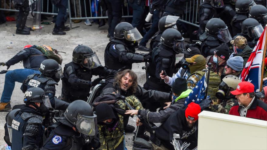 Partidarios del presidente Donald Trump chocan con la policía mientras asaltan el Capitolio, Washington, D.C., 6 de enero de 2021