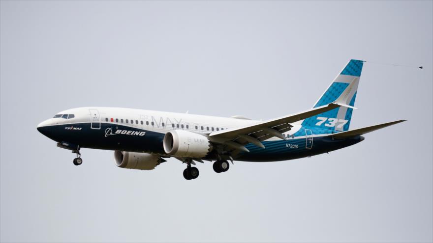 Un Boeing 737 MAX pilotado aterriza luego de un vuelo de evaluación en el Boeing Field en Seattle, Washington, 30 de septiembre de 2020. (Foto: AFP) 