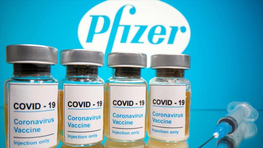 Frascos de la vacuna contra la COVID-19 se ven frente al logotipo de la empresa Pfizer, 31 de octubre de 2020. (Foto: Reuters)