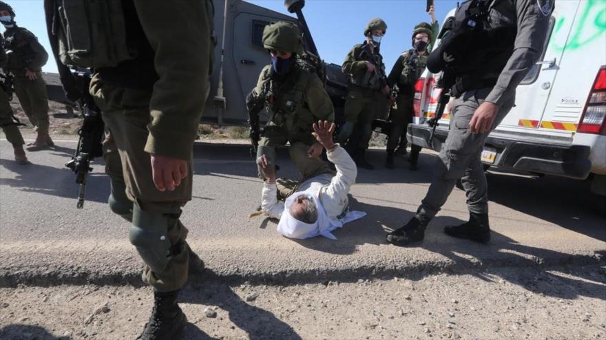 Un anciano palestino resulta herido debido a la represión israelí contra protestas en Cisjordania, 8 de enero de 2021.