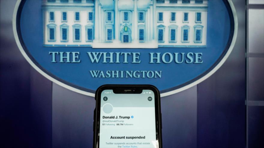 Una ilustración fotográfica muestra la cuenta de Twitter suspendida de Donald Trump en un móvil en la Casa Blanca, 8 de enero de 2021. (Foto: Reuters)