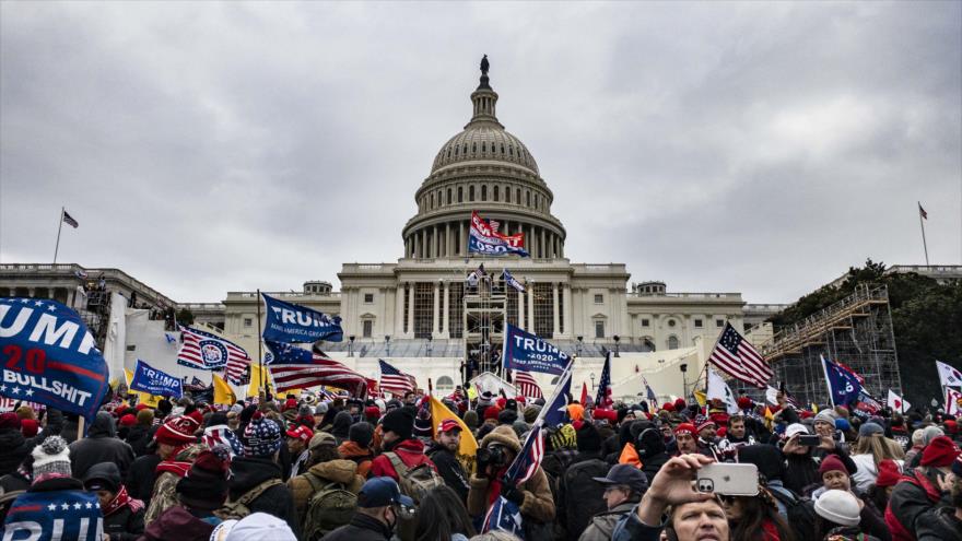 Partidarios de Donald Trump asaltan el Capitolio luego de un discurso del presidente saliente de EE.UU., 6 de enero de 2021. (Foto: AFP)