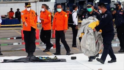 Hallan restos humanos en zona de accidente aéreo en Indonesia