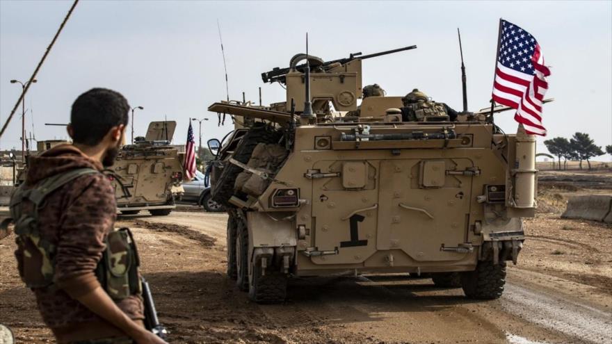 Un miembro de las llamadas Fuerzas Democráticas Sirias (FDS), junto a un vehículo estadounidense en el norte de Siria. (Foto: AFP)