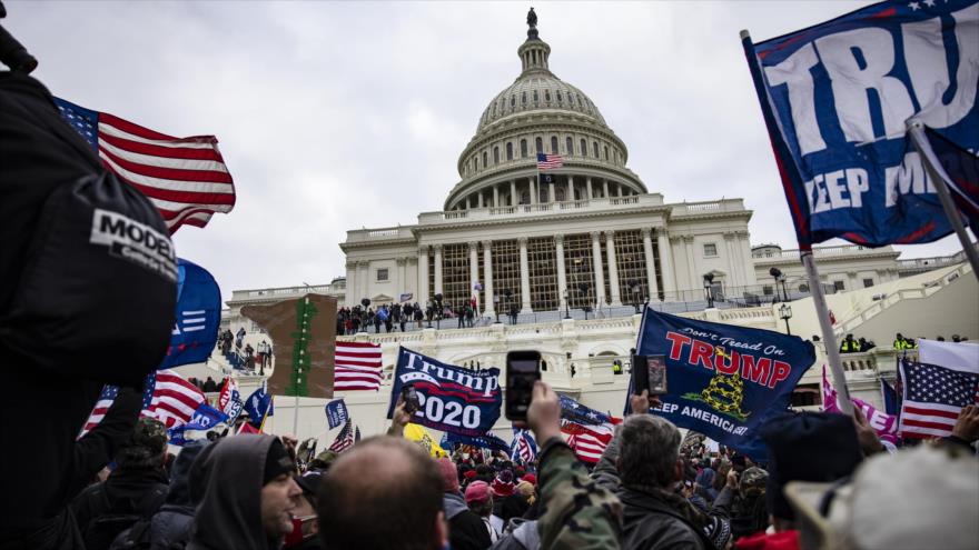 Los seguidores del saliente presidente estadounidense, Donald Trump, asaltan el Capitolio en Washington D.C., la capital, 6 de enero de 2021. (Foto: AFP)