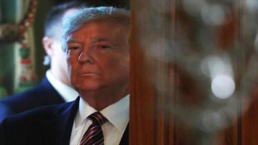 El presidente saliente de EE.UU., Donald Trump, fija su mirada en algo que ocurre en una sala de la Casa Blanca, situada en Washington D.C. 