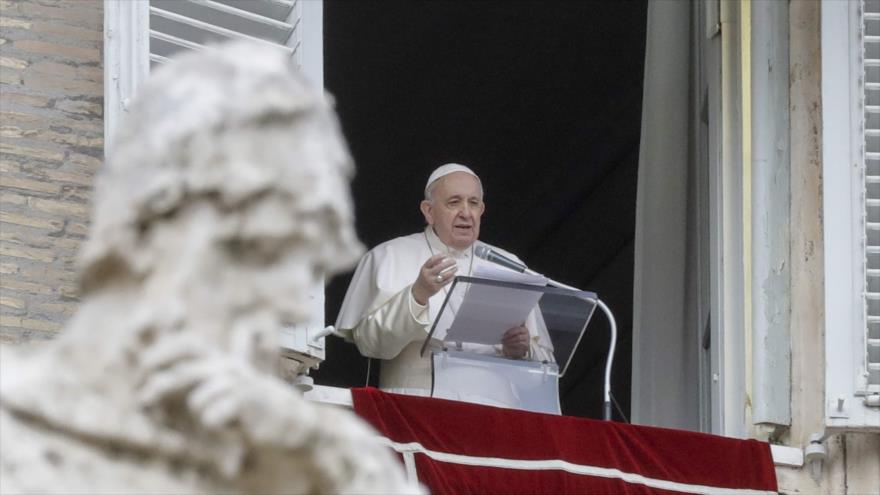 El papa Francisco habla en una oración en el Palacio Apostólico del Vaticano, 10 de enero de 2021.