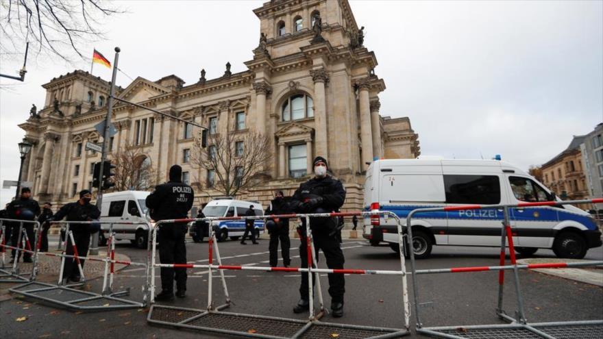 Oficiales de policía frente al edificio del Reichstag en Berlín, capital de Alemania.