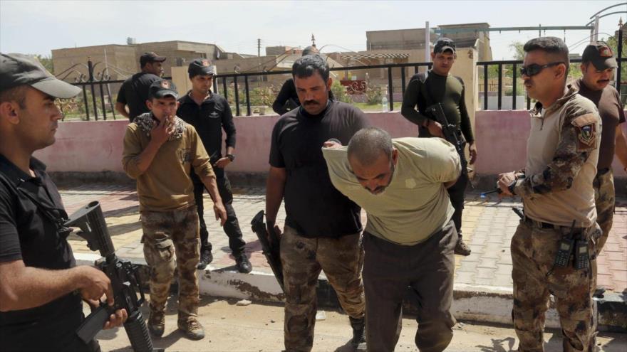 Fuerzas de seguridad de Irak detienen a un supuesto miembro de Daesh en la ciudad occidental de Hit, 13 de abril de 2016.