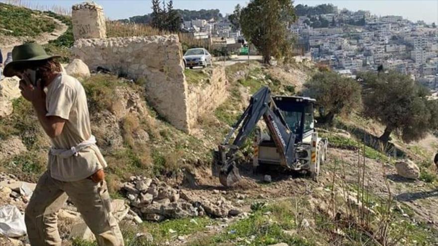 Topadoras israelíes demuelen tierras en la sagrada ciudad de Al-Quds (Jerusalén), 10 de enero de 2021, (Foto: Palinfo)