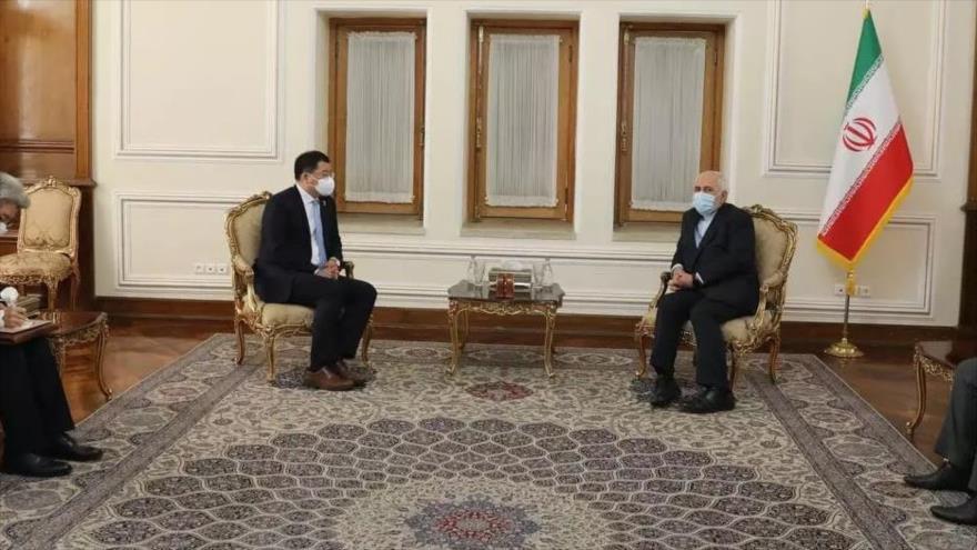 El canciller iraní, Mohamad Yavad Zarif (dcha.), y el vicecanciller surcoreano, Choi Jong-Kun, en Teherán, 11 de enero de 2021. (Foto: mfa.gov.ir)