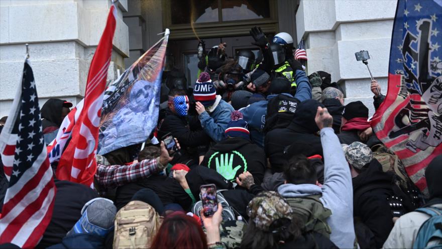 Partidarios de Donald Trump chocan con fuerzas de seguridad mientras asaltan el Capitolio en Washington D.C., 6 de enero de 2021. (Foto: AFP)