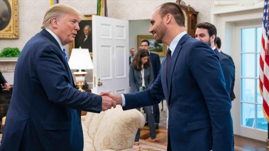 Eduardo Bolsonaro (izda.), hijo del presidente de Brasil, y el presidente saliente de EE.UU., Donald Trump, Washington, 30 de agosto de 2019.