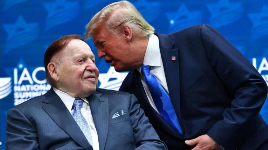 El magnate sionista Sheldon Adelson (izq.) y el presidente de EE.UU., Donald Trump.