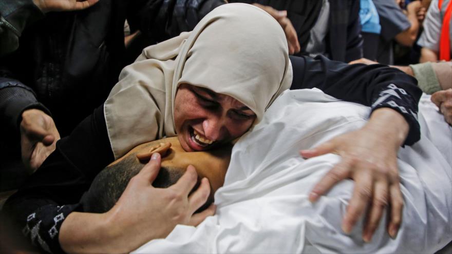 Una madre llora a su hijo palestino de 25 años asesinado en un ataque aéreo israelí en Beit Lahia, en el norte de la Franja de Gaza. (Foto: AFP)