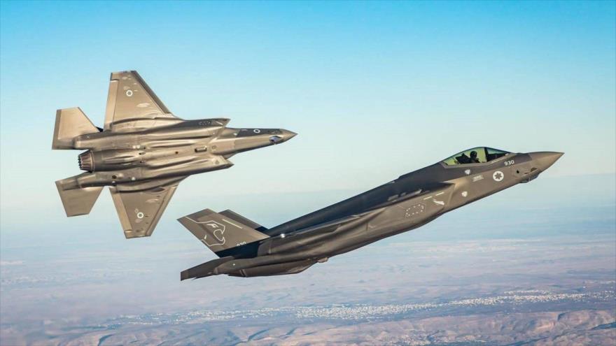 Los aviones de combate F-35 israelíes sobrevuelan el sur de los territorios ocupados palestinos, enero de 2020.