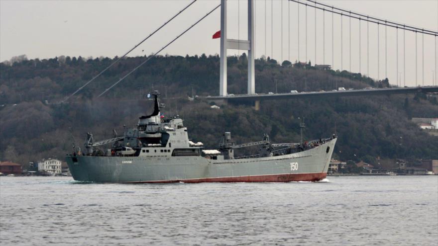 Buque ruso LST Saratov transita el estrecho de Bósforo (Turquía) en su ruta hacia Siria, 11 de enero de 2021.