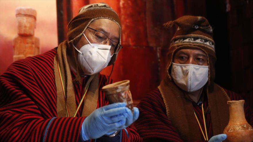 El presidente boliviano, Luis Arce, (izq.) y el vicepresidente David Choquehuanca, sostienen objetos prehispánicos en Tiwanaku, Bolivia. 12 de enero de 2021. (Foto: AP)