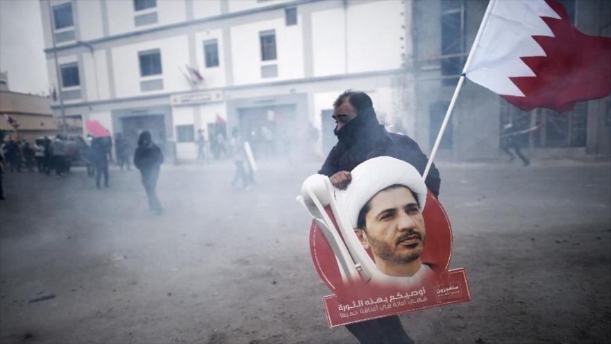 Un manifestante bareiní lleva una imagen del líder detenido de la oposición chií, el sheij Ali Salman, en Manama, 13 de febrero de 2015. (Foto: AFP)