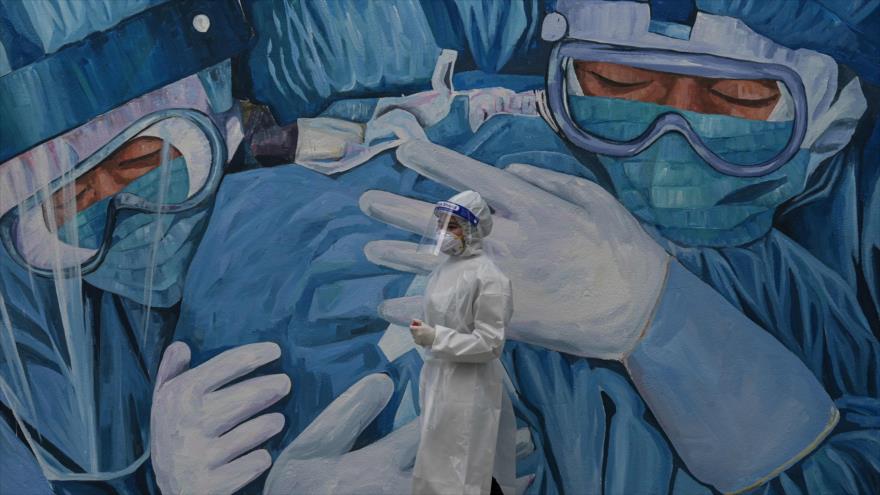 Una enfermera con un traje protector contra la COVID-19 en Shah Alam, en Malasia, 12 de enero de 2021. (Foto: AFP)