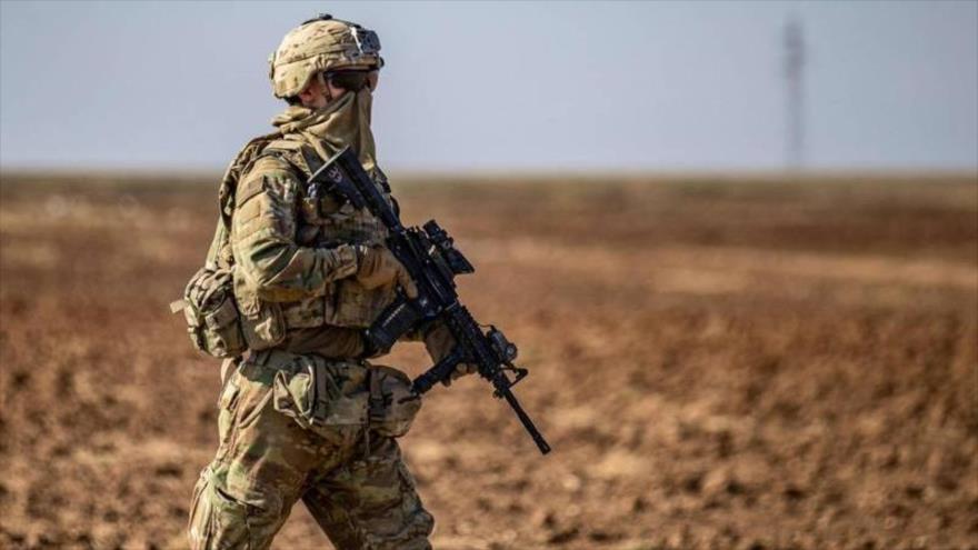 Un soldado de EE.UU. patrulla cerca de la aldea de Tal Alo, en la provincia de Al-Hasaka (Siria), 18 de noviembre de 2020. (Foto: AFP)