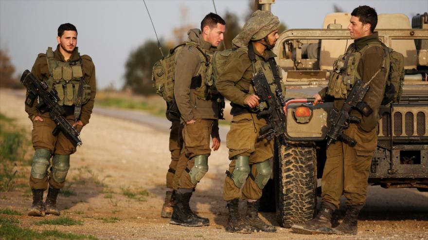 Soldados israelíes, junto a un jeep militar, al sur de la Franja de Gaza, 17 de febrero de 2018. (Foto: Reuters)