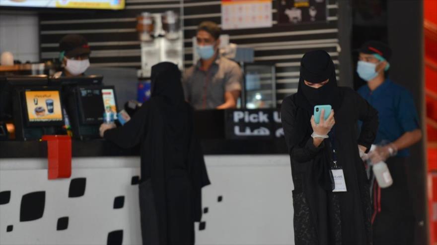 Una mujer saudí revisa su teléfono celular. (Foto: AFP)