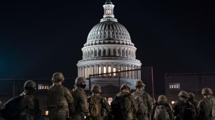 Miembros de la Guardia Nacional de EE.UU. se reúnen frente al Capitolio, Washington, 12 de enero de 2021. (Foto: AFP)
