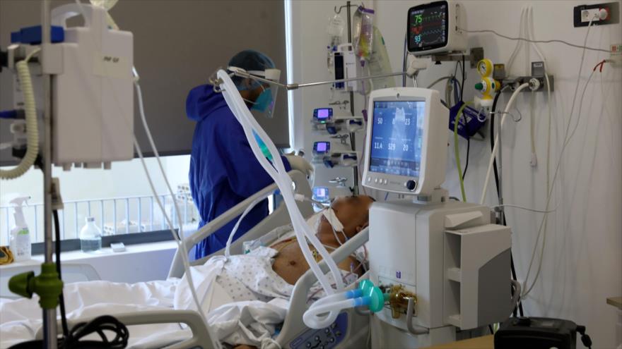 Un paciente que padece la enfermedad COVID-19 es tratado en el hospital Geitaoui en Beirut, capital libanesa, 14 de enero de 2021. (Foto: AFP)