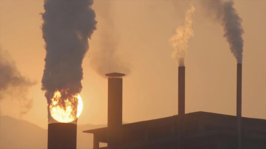 Una vista general de las chimeneas de una planta de cemento. (Foto: Reuters)