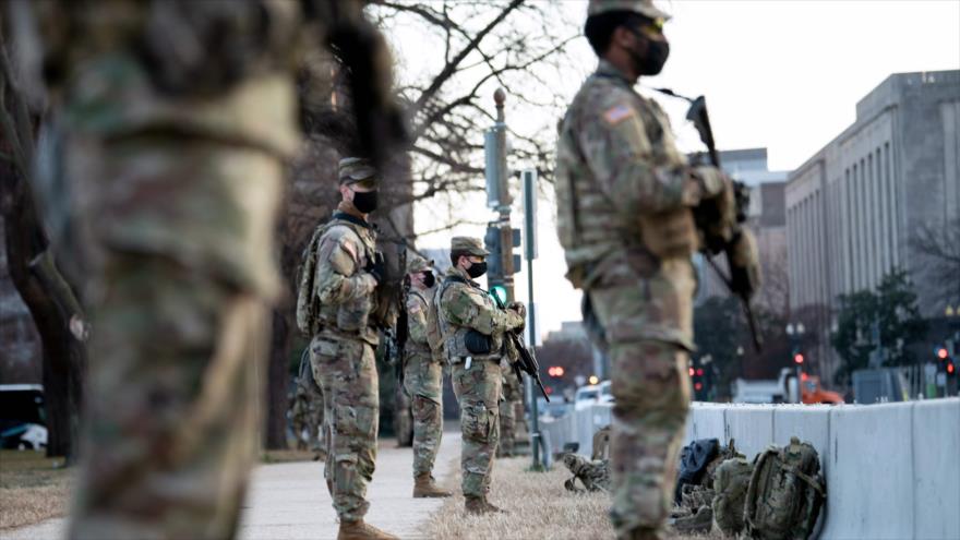 Miembros de la Guardia Nacional de EE.UU. frente al Capitolio del país, en Washington, la capital, 14 de enero de 2021. (Foto: AFP)