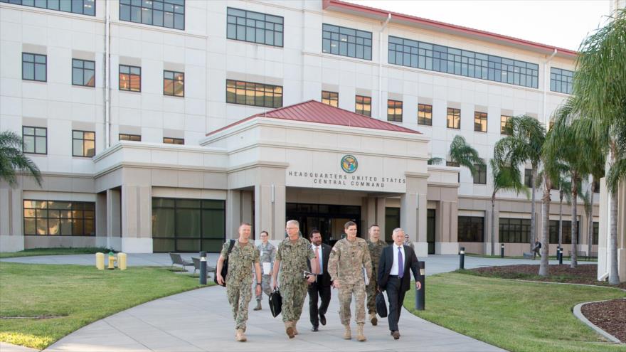 El entonces secretario de Defensa de EE.UU., Jim Mattis, visita la sede central del Centcom en la base aérea MacDill en Tampa, Florida, 12 de octubre de 2017.